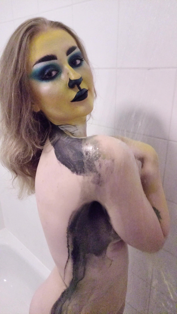 Em Yang: Ankha Body Paint Douche verwijderen