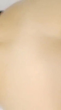 Ragazza bollente in pantaloni di pelle attillati e giacca di pelle si fa sborrare sul culo