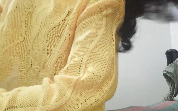 desigirl93: 德西女孩展示她的胸部，不自慰。