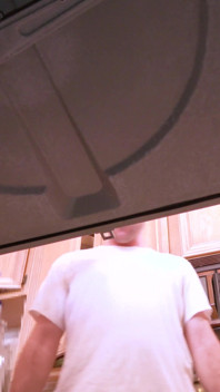 Stiefmutter steckt in der spülmaschine fest