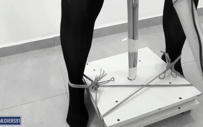 Bdsmlovers91: Třesoucí se nohy v černých punčochách stojící pól otroctví s none...