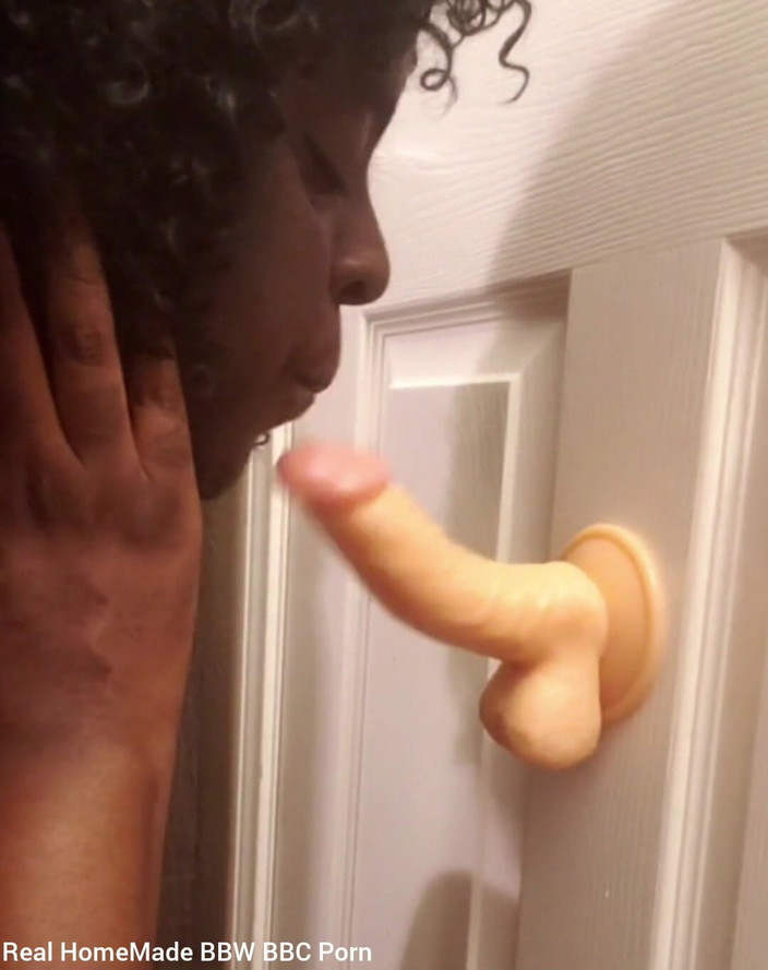 Super sexy ebony cuties: Boquete prática chupando vibrador montado