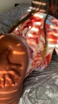 Mengunjungi sugar daddyku dengan gaun seksi dengan sepatu hak tinggi untuk menagih hadiahku