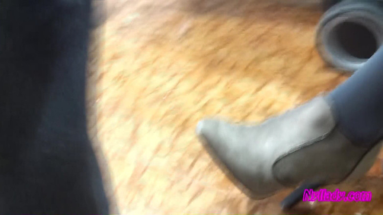 Nyllady: In de bar mijn man strelen met mijn grijze minilaarzen