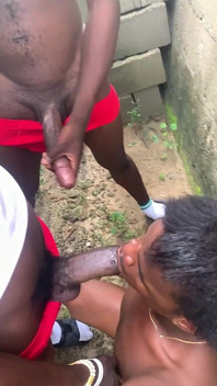 Afrika wildste seks buitenshuis met twee toppen die een jonge kontgaatje slopen