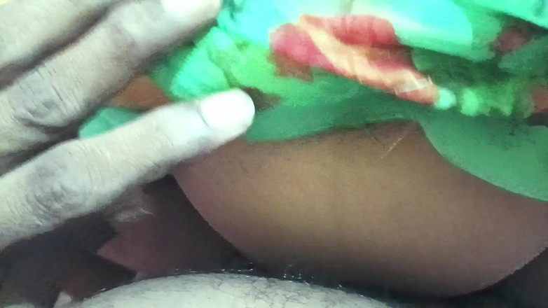 Priyabhabhi2011: Ateşli Hintli desi üvey kız kardeş yatak odasında makaslıyor