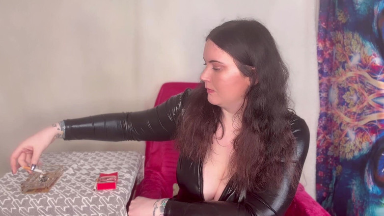 MissFFW: Міс дві жінки й чоловік насолоджуються кількома сигаретами в комбінезоні