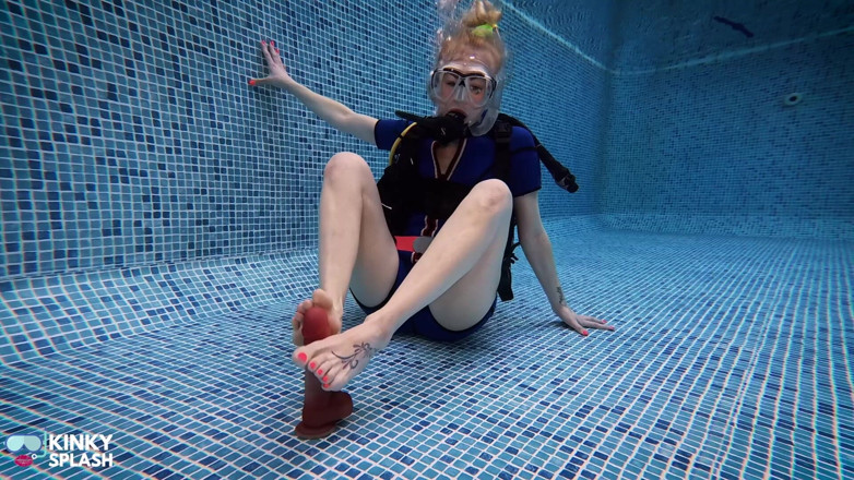 UKCuteGirl Lucy Lauren: Footjob Scuba bawah air