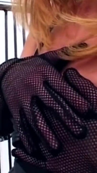 ブロンドの美女がボトルの滴りを漏らしながら大きく伸びる