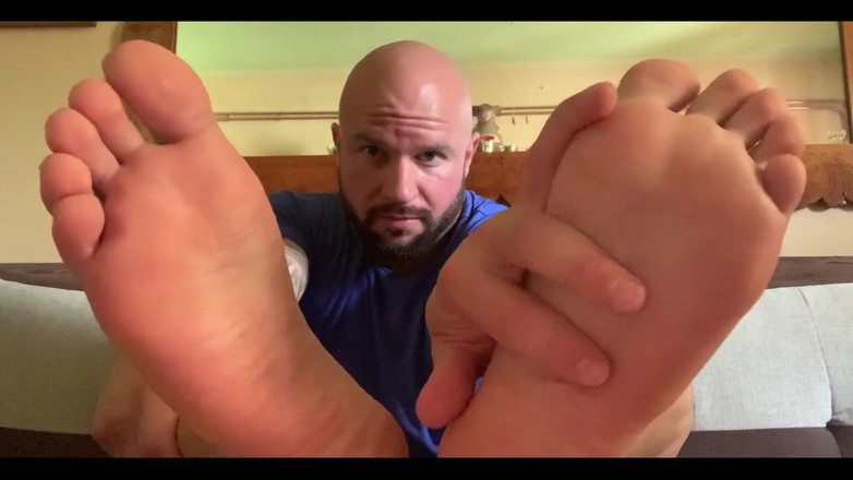 Jasons feet: ‪i Bring You Over to My Grandparents House.