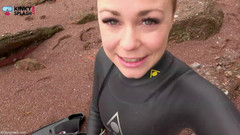 UKCuteGirl: Giantesa în costum umed găsește o jucărie mică pentru tachinare