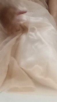 Crossdresser esguichando vestindo cetim organza bonito vestido