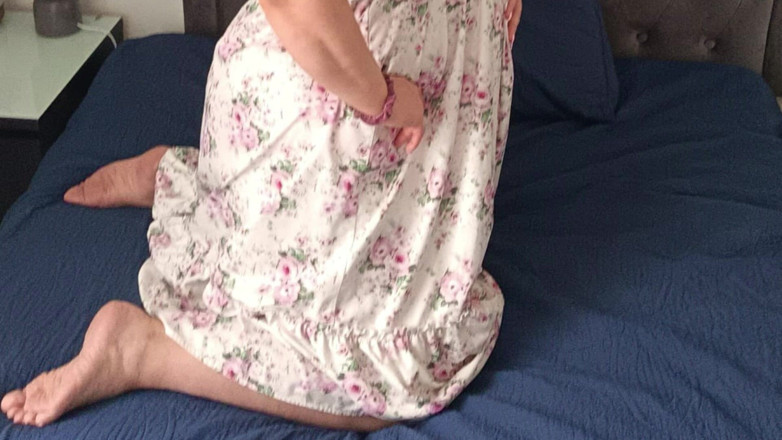 Zina Gabon: Echte milf met dikke kont kleedt zich uit voor grote...