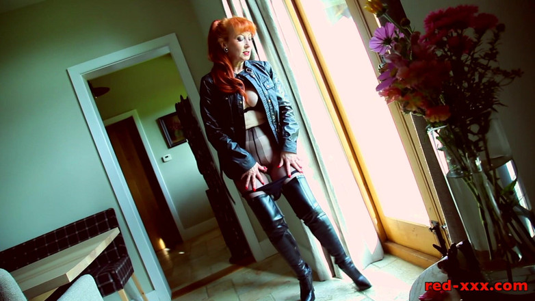 RedXXX: Сапоги до бедер и колготки