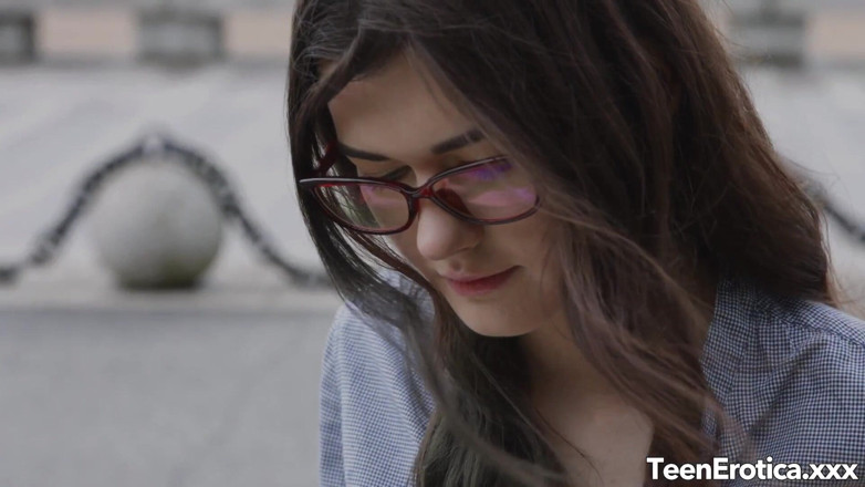 Teen Erotica XXX: Ariana si cewek pecandi pejuh yang cantik