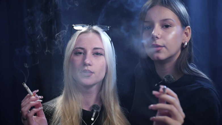 Russian Smokers: Yumuşak mavi aydınlatmalı karanlık bir stüdyoda iki kadın birlikte sigara...