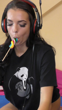 Incredibile bruna si rilassa con la sua amica