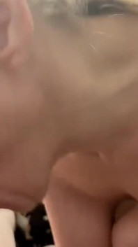 Lascia che ti succhia così ti senta meglio dolcezza!