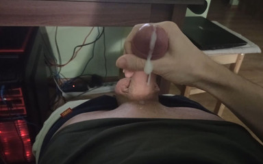 Pasha: Adam bilgisayarda sikini sıvazlıyor ve boşalıyor