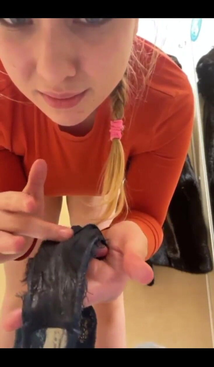 JuiceLussie: Scopata estrema. Masturbarsi. Un ditalino. Vibratore. Controllami. Il primo piano...