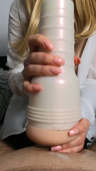 Přírodní kozy MILF mi honí s Fleshlight. Stříkám dvakrát