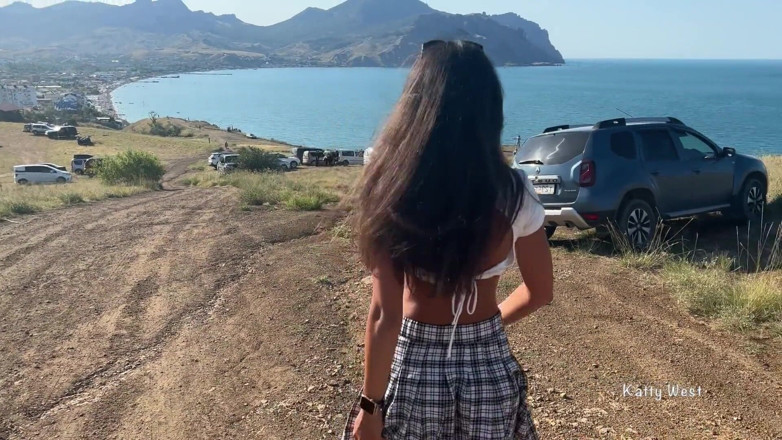 Katty West: Kráska s pěkným zadkem vyleze po horách a masturbuje