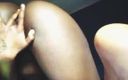 Dzaddy long strokes: Сексуальна мамка показує великі цицьки й пестить пальцями пизду