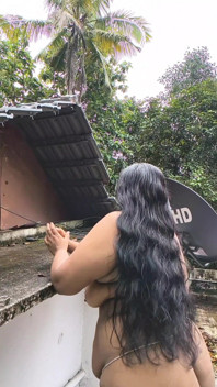 Une fille desi se déshabille un jour de pluie