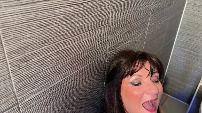 ithastopeefun: Piss Day - bere piscio dal bicchiere