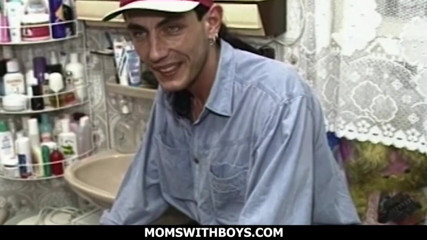 Moms With Boys: Une brune mature excitée se fait baiser dans la salle...