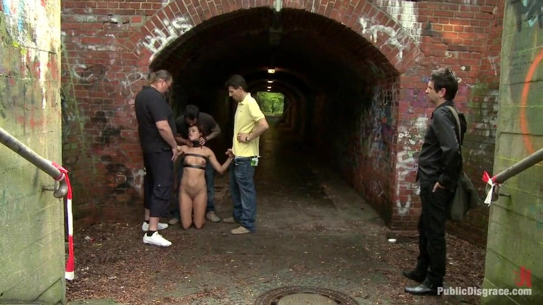 Public Disgrace by Kink: Jacqueline la bombasse européenne est entièrement nue, pieds nus et...