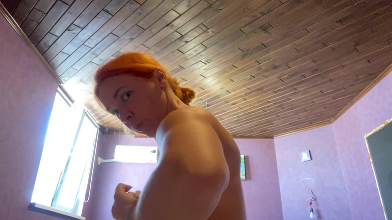 Risky Hairy Couple: लाल बालों वाली milf(चोदने लायक मम्मी) अपनी मजबूत मांसपेशियों को दिखा रही है