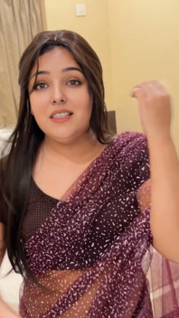 Aishu yang cantik sedang memasukkan jari sendirian lalu prianya datang menangkapnya dan menghukumnya dengan kontol Desi yang besar, MMS seks Hindi desi
