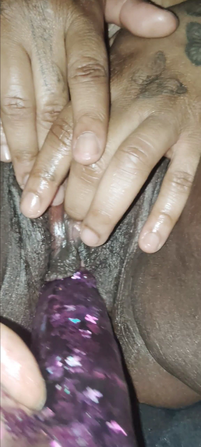 Lola Tha Pink Bunny: Поглаживаю ее киску дилдо!