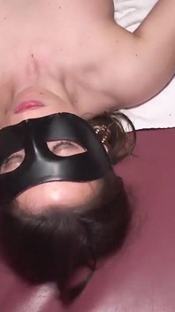Dünnes schätzchen Steffi Schlampe mit Maske wird gangbang p7