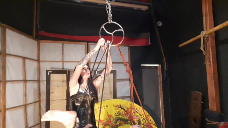 Dominatrix Nika: ロープサスペンション
