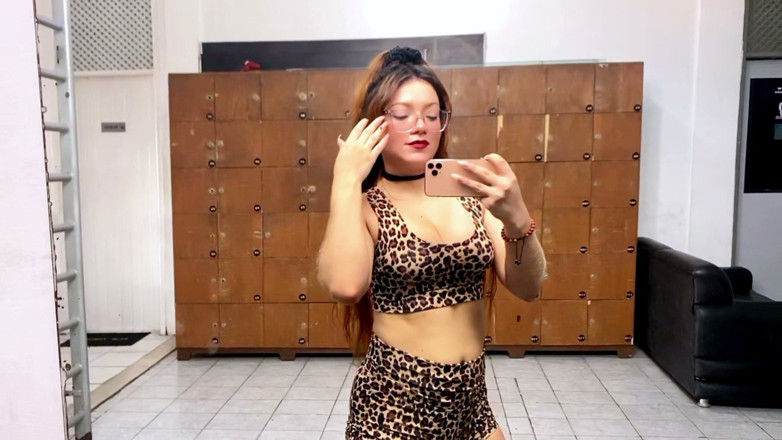 Goddess Li: Göttin li mit ihren haarigen armen im fitnessstudio