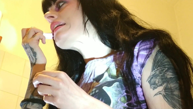 Beth Kinky: Toothbrushing after a goodmorning blowjob