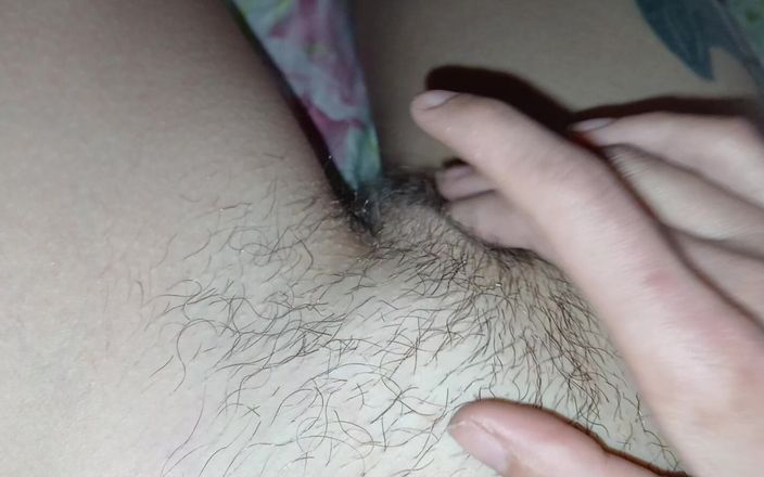 Lesbian-candys: Ik masturbeer mijn harige natte poesje totdat ik van dichtbij...