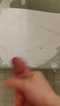 Pisse et éjaculation sur le verre de ma douche