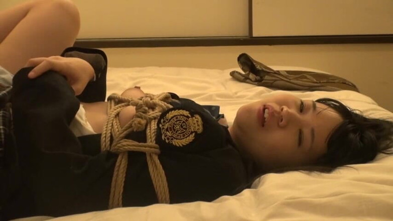 CherryBONBON: 制服挑逗虚假的纯真。