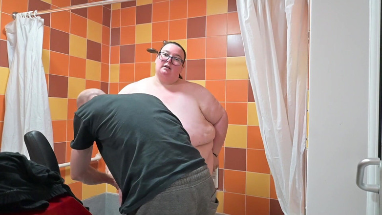 SSBBW Hunter: Une SSBBW se met dans un vêtement de bain moulant