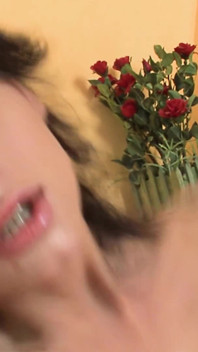 Aufgeregte feuchte muschi, brünette MILF auf dem Sofa mit sperma im mund gefickt