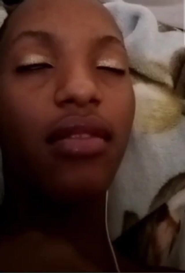 Me and my new slut: Ebenová nadržená dívka masturbuje se svým přítelem na videohovoru, ona...