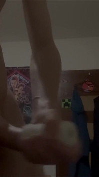Ragazzo Arrapato Si Munge Il Cazzo E Gioca Con Un Dildo Da 21 Cm- Barella Anale