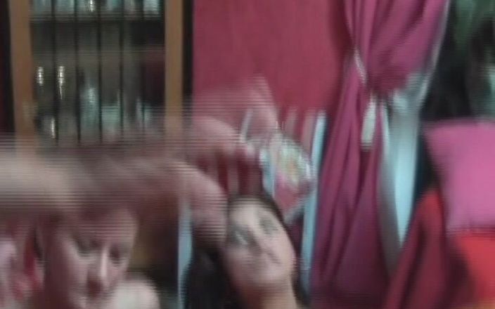 German Threesome: Alman sürtükler oyuncu seçmelerinde birlikte yarak emiyor