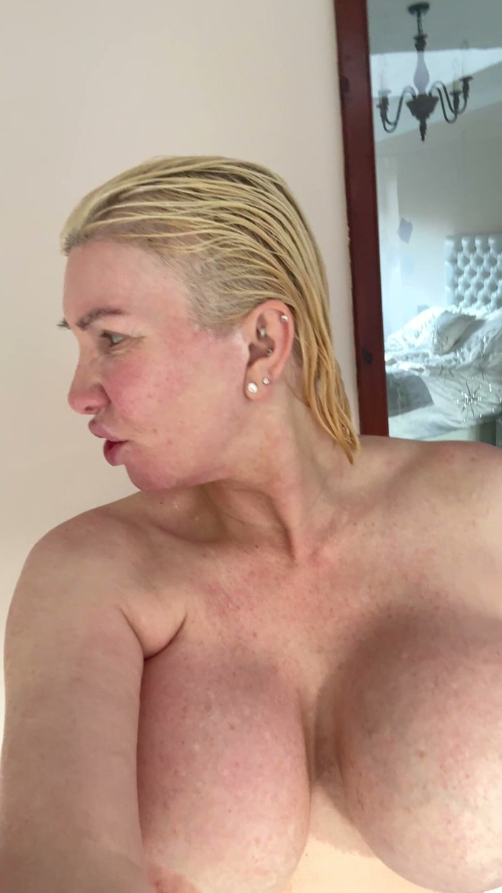 Sophie James: Soaking Wet &amp; Freshly Shaved... Come Look