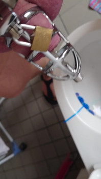 Pissa i penisburen med katetern i strumpbyxor