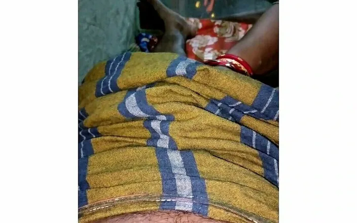 Hot bhabi: Bhabhi Masturbated Me After Showing Her Boobs