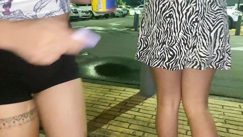 DAYANNA: Ik neuk met mijn vriendin in een taxi